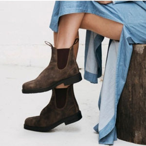 brown blundstones outfit